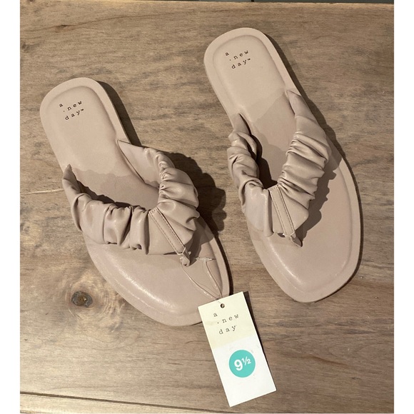 **FINAL PRICE**  Women’s ‘a new day’ sandals - Picture 2 of 6